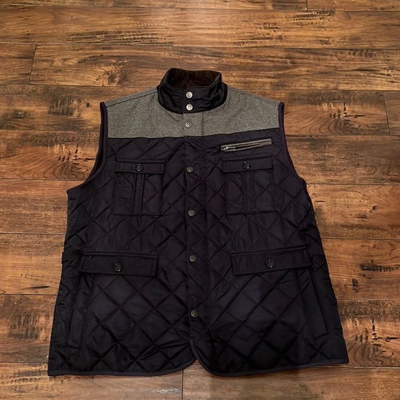 Cremieux Men’s Navy & Gray Zip Up Vest With Button’. Lining Inside. Size XL.